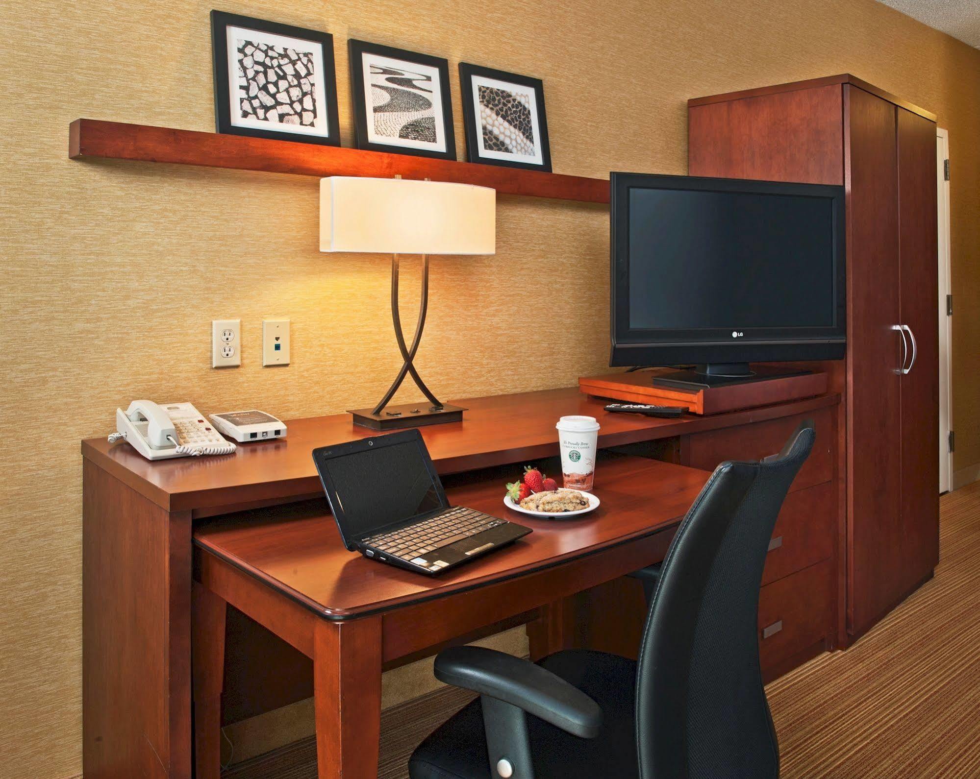 Hotel Courtyard By Marriott Indianapolis Airport Exterior foto